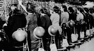 Sentarse allí y continuar como si nada estuviera pasando afuera no era fácil, 1941-1942