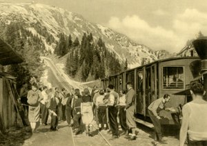 Turistas en la estación Baumgartnerhaus en el ferrocarril de Schneeberg, Baja Austria, c. 1935 de Unbekannt