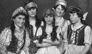 Trajes tradicionales usados por mujeres húngaras, Hungría, 1922