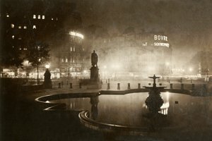 Trafalgar Square. Mirando hacia Charing Cross. Londres de noche, 1928 de Unbekannt