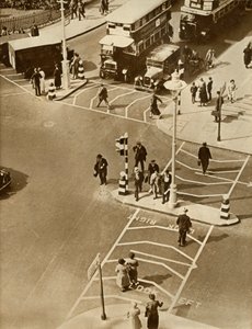 Tráfico y peatones en Trafalgar Square, Londres, 1935