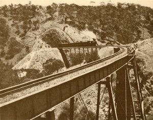 Tren pasando sobre el viaducto, Monte Lofty Range, Australia del Sur, 1930 de Unbekannt