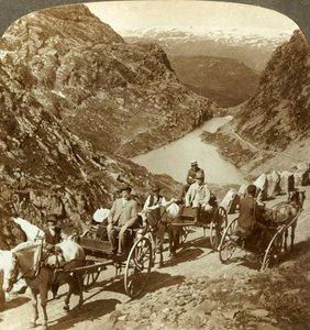 Viajeros en camino de montaña a través del desfiladero salvaje de Seljestad, Noruega de Unbekannt