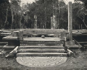 Escalera con representación de espíritus de la tierra, probablemente acceso a un árbol sagrado, Anuradhapura de Unbekannt