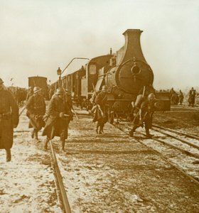 Tropas desembarcando del tren de vapor, c. 1914-c. 1918 de Unbekannt
