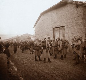 Tropas con mochilas en la espalda, Somme, norte de Francia, c. 1914-c. 1918 de Unbekannt