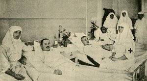 La zarina Alexandra cuidando a soldados heridos, 1914, c1920 de Unbekannt
