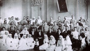 La Zarina María Fiódorovna de Rusia visitando un hospital en Kiev, 1915 de Unbekannt