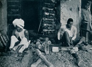 Torneando patas de cama de madera, c. 1942