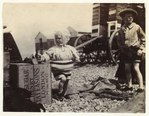 Dos niños junto a máquinas de baño, c 1895 de Unbekannt