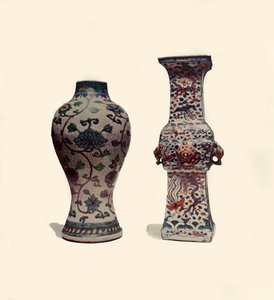 Dos jarrones de porcelana esmaltada, chinos, siglos XV-XVII, 1908 de Unbekannt