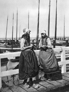 Dos niñas en el embarcadero, Marken, Países Bajos, c. 1934 de Unbekannt