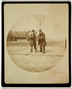 Dos hombres en un paseo marítimo, c 1890