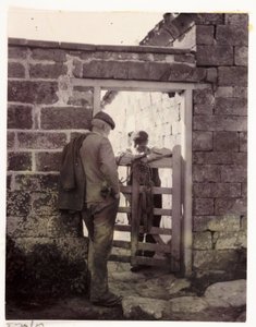 Dos hombres hablando sobre una puerta
