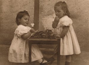 Dos niñas junto a una mesa, 1937 de Unbekannt