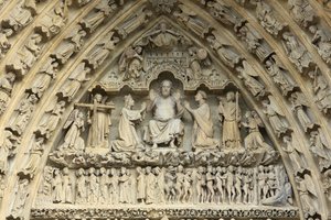 Tímpano del portal del Juicio Final: Cristo del Juicio. A su lado, de rodillas, la Virgen María y San Juan interceden por la salvación de las almas. Catedral de Amiens, Amiens, Francia de Unbekannt