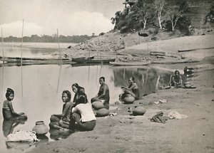 Escena Típica a la Orilla del Gran Irrawaddy - Mujeres bañándose y sacando agua de Unbekannt