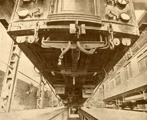 Bajo el Subterráneo: Debajo de un Coche Eléctrico del Ferrocarril del Distrito, 1930 de Unbekannt
