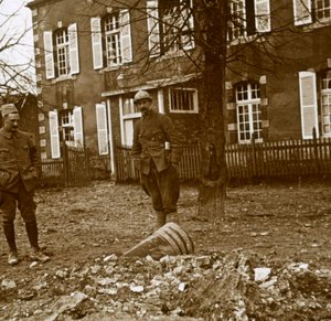 Proyectil sin explotar 380, Verdún, norte de Francia, c1914-c1918 de Unbekannt