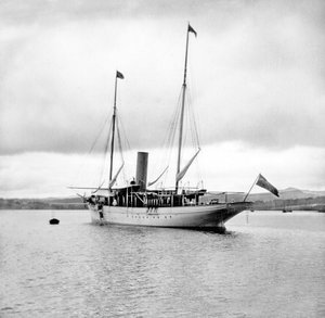 Reino Unido: Un yate de vapor anclado. c1890 de Unbekannt