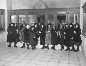 Estados Unidos: c.1926 Un grupo de mujeres en las ventanillas de 