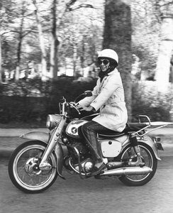 Estados Unidos: c.1961 Una mujer montando su motocicleta Honda 160. (foto en b/n) de Unbekannt