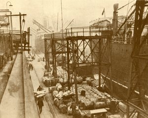 Descargando barcos de alimentos en los Royal Albert Docks, Londres, c. 1930 de Unbekannt