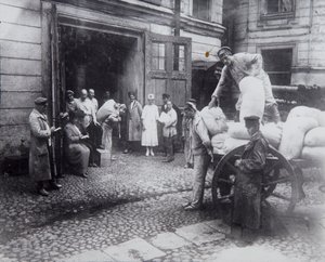 Descargando comida, la Casa de los Científicos, Petrogrado, Rusia, c1920-c1924 de Unbekannt