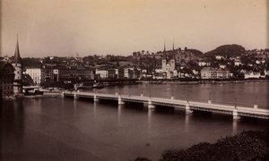 Puente sin título con ciudad a lo lejos