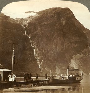 Cataratas Utigards desde el glaciar Ravnefjeld en el Lago Loen - desde Naesdal, Noruega, c. 1905 de Unbekannt