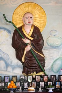 Monasterio zen budista Van Hanh. Monje budista sobre altar vietnamita para ancestros. La veneración de los muertos. Dalat. Vietnam de Unbekannt