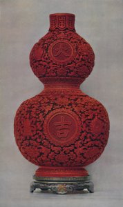 Jarrón de laca roja tallada sobre fondo verde oliva con soporte de laca plana, 1928 de Unbekannt