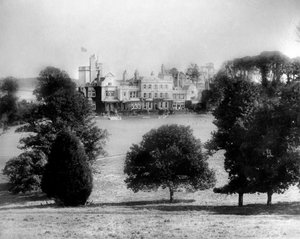 Vista de edificio desde los campos, c1882 de Unbekannt