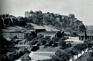 Vista de la Galería Nacional de Escocia y el Castillo de Edimburgo, c1945 de Unbekannt