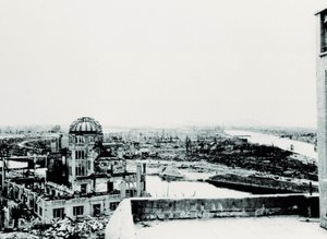 Vista de la ciudad de Hiroshima después de la explosión de la bomba atómica: ruina del Palacio de Exposiciones Agrícolas de Unbekannt