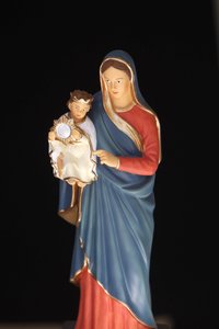 Estatua de la Virgen y el niño Madrid España