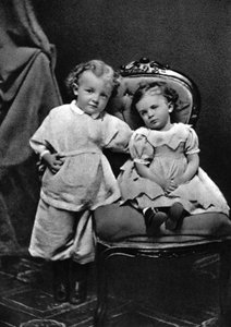 Vladimir Ilich Lenin, líder revolucionario bolchevique ruso, a los 4 años, con su hermana Olga, 1874 de Unbekannt