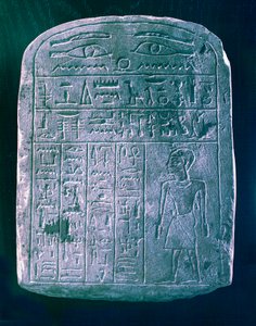 Estela votiva dedicada por su hermano a un hombre de Ermant, cerca de Tebas, Antiguo Egipto