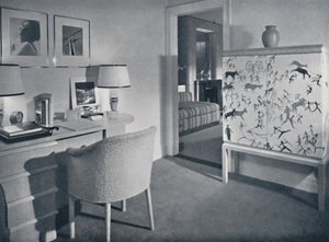 W. & J. Sloane. Sala de pasatiempos de fotógrafos mostrando un escritorio en roble natural, una cubierta tejida a mano de Unbekannt