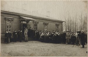 Esperando la remoción del cuerpo de León Tolstói en la estación de Astapovo, 20 de noviembre de 1910, 1910
