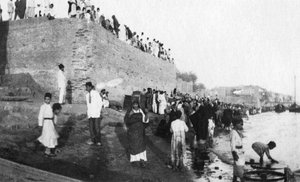 Esperando la llegada de las barcazas de tropas, río Tigris, Bagdad, Irak, 1917-1919 de Unbekannt
