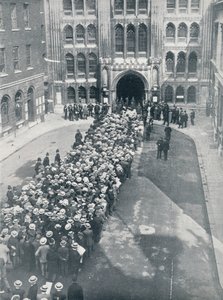 Esperando para entrar en el Guildhall para la primera gran reunión de llamada a las armas del Sr. Asquith, 1914 de Unbekannt