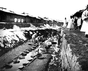 Lavando ropa al aire libre, Corea, 1900 de Unbekannt