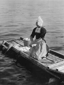 Lavando en el Zuider Zee, Volendam, Países Bajos, c1934