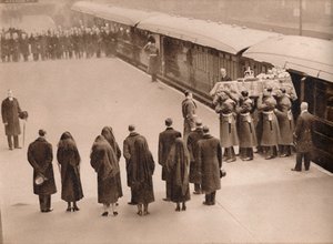 Vigilando el ataúd, cubierto por el Estandarte Real, 1936
