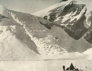 Campamento de la Parte Occidental el 28 de diciembre bajo un glaciar colgante en las rocas de la Catedral, 1909 de Unbekannt