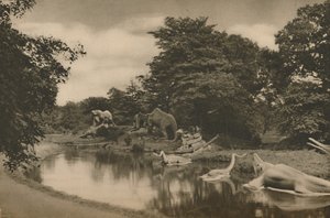 Donde acechan las bestias de la prehistoria junto al lago en los terrenos del palacio, c. 1935 de Unbekannt