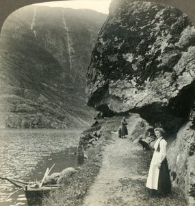 Donde el camino se desliza bajo los acantilados salientes junto a las aguas del Nerofjord, Noruega, c1905 de Unbekannt