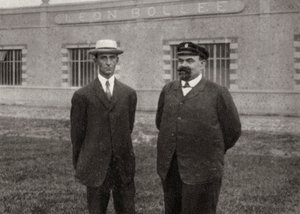 Wilbur Wright, aviador estadounidense, y Leon Bollee, inventor y fabricante de automóviles francés, 1908 de Unbekannt