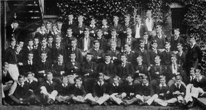 Winston Churchill en una fotografía grupal en Harrow School, c1889 de Unbekannt